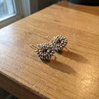 Vintage retro oorbellen met goudkleurige en grijze geometrische stenen