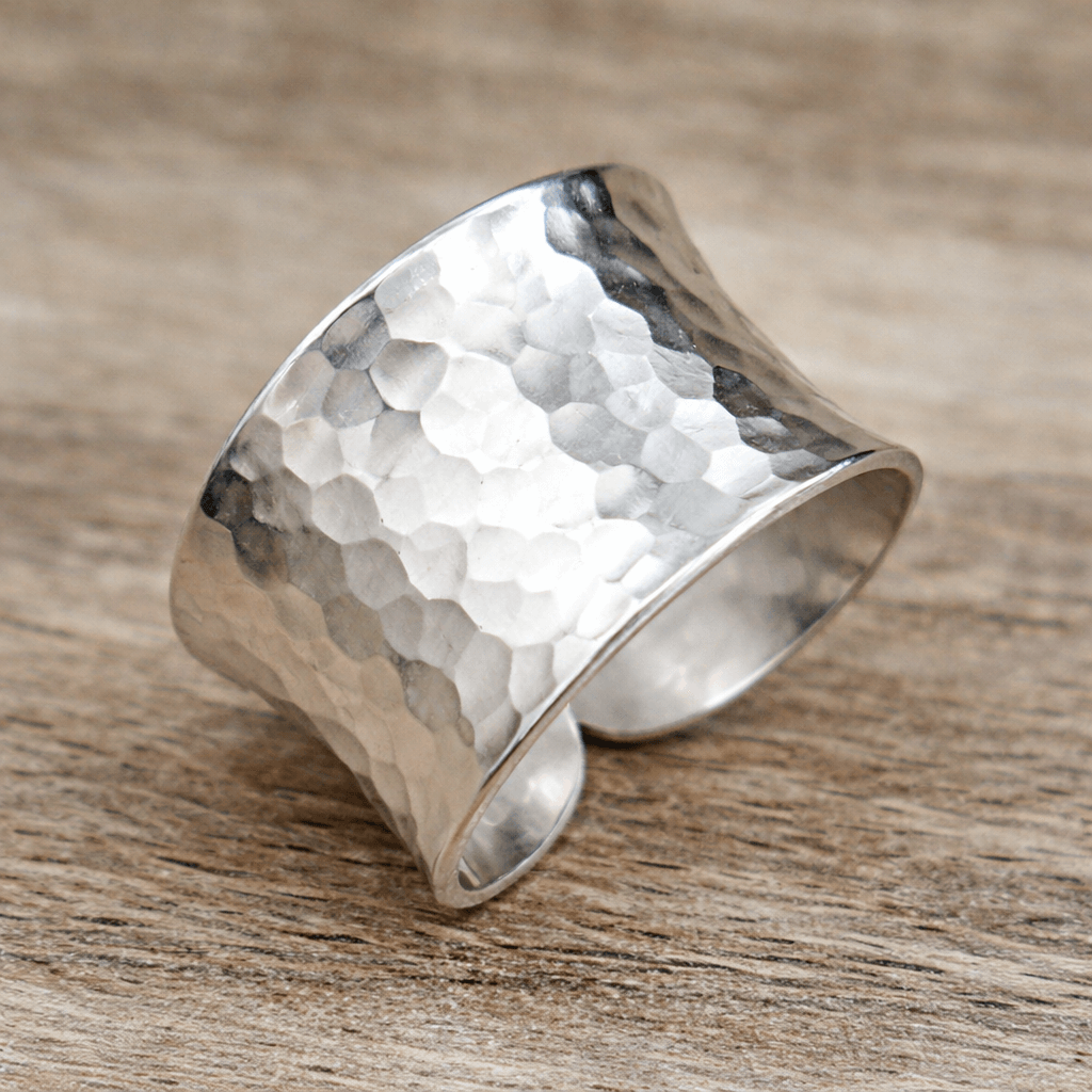 Elegante verstelbare handgemaakte ring met gehamerde structuur