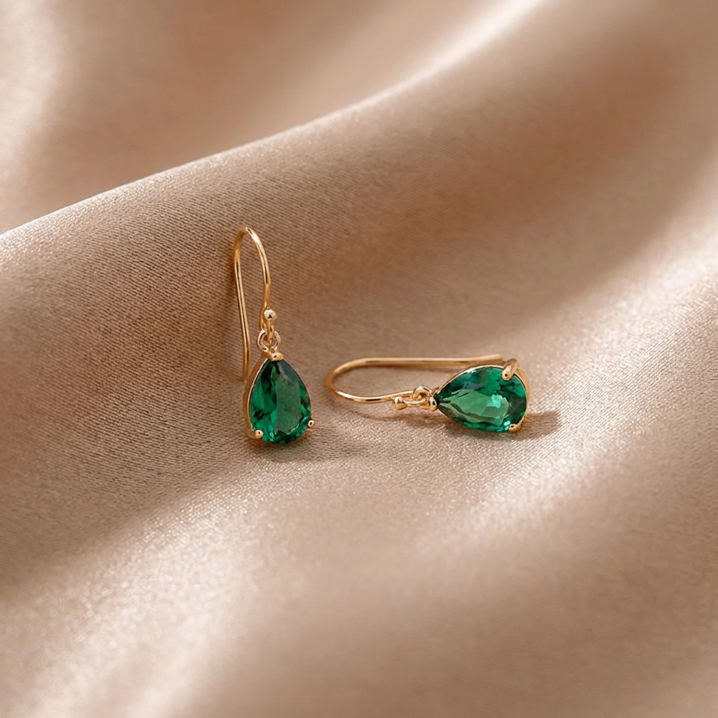 Elegante groene zirkonia oorbellen in barokke hofstijl
