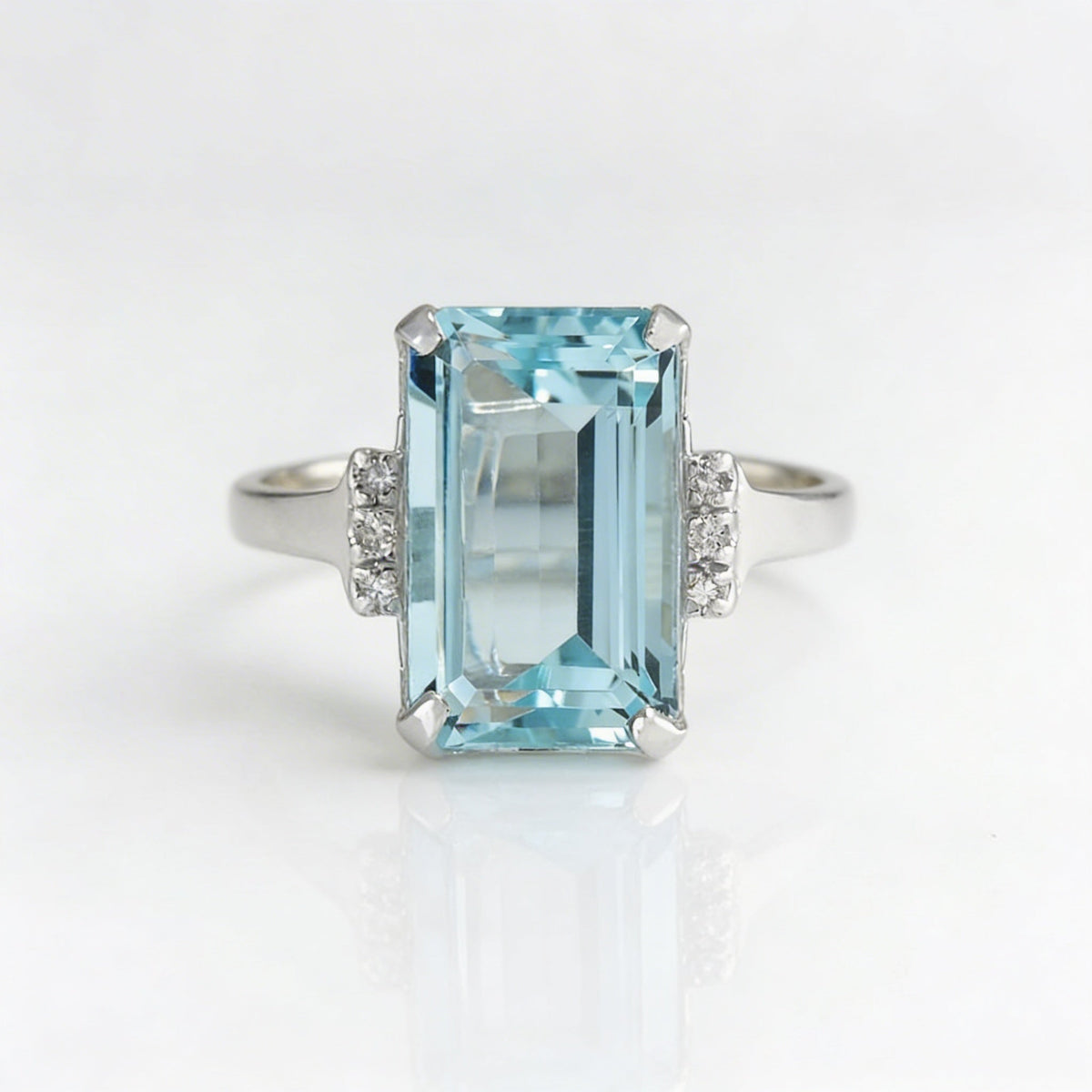 Elegante klassieke ring met vierkante zeeblauwe edelsteen in vier zettingen