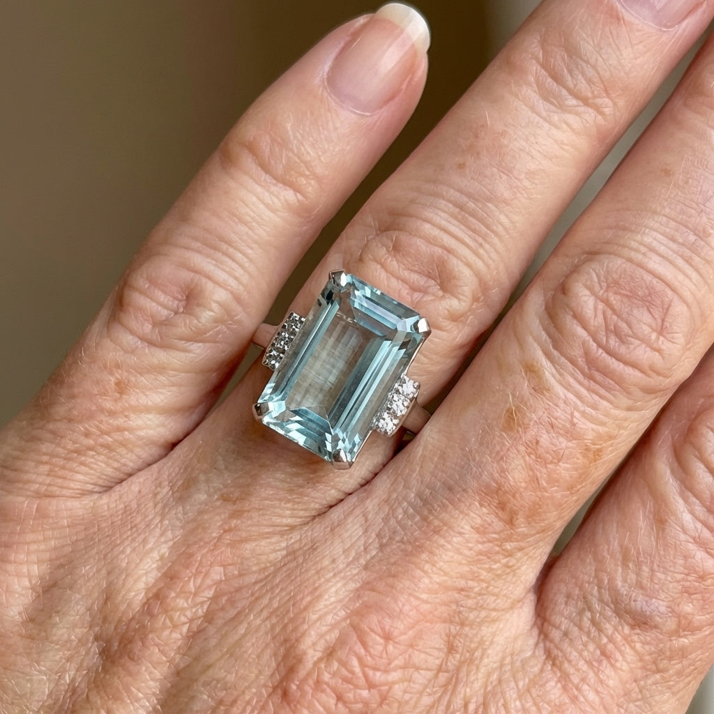 Elegante klassieke ring met vierkante zeeblauwe edelsteen in vier zettingen