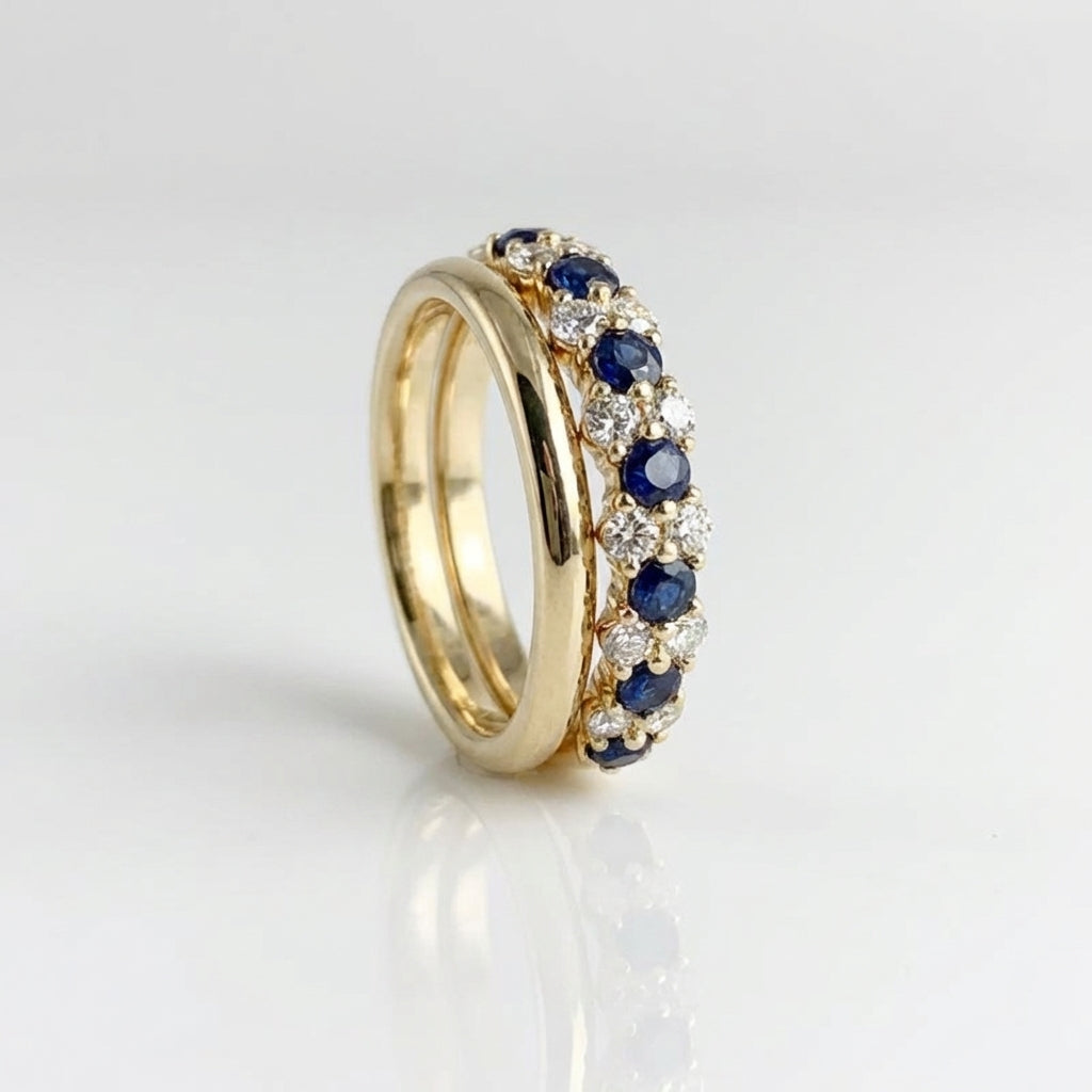 Elegante vergulde ring bezet met geometrische blauwe zirkonia