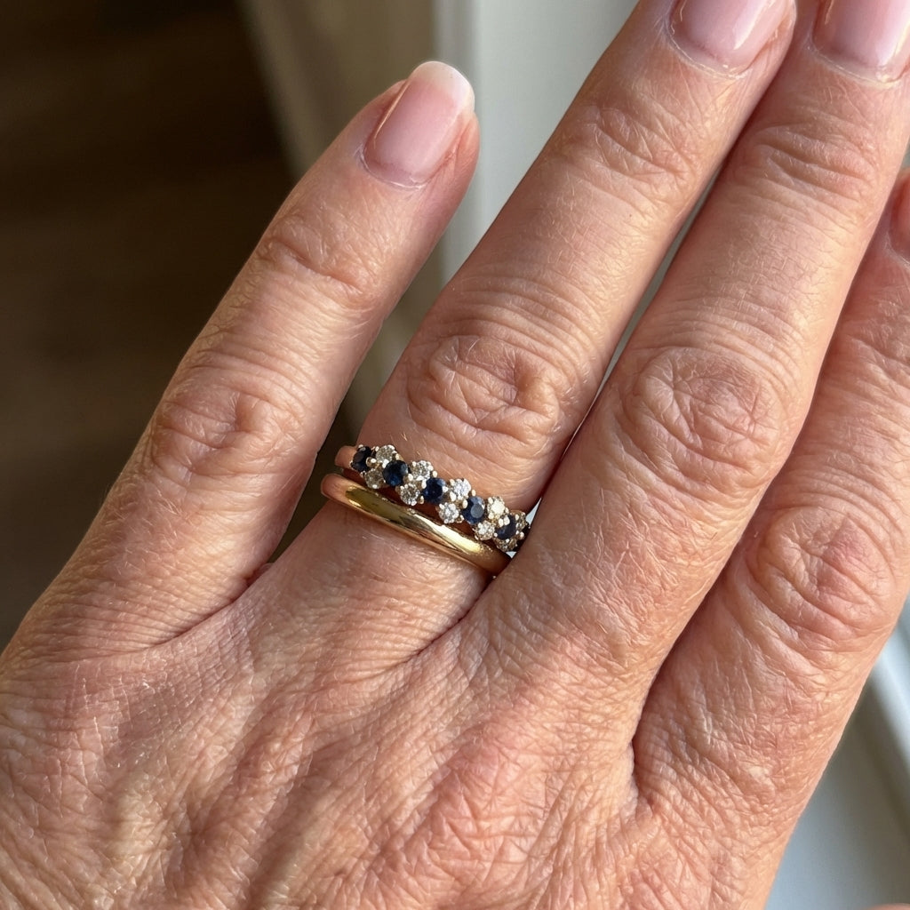 Elegante vergulde ring bezet met geometrische blauwe zirkonia