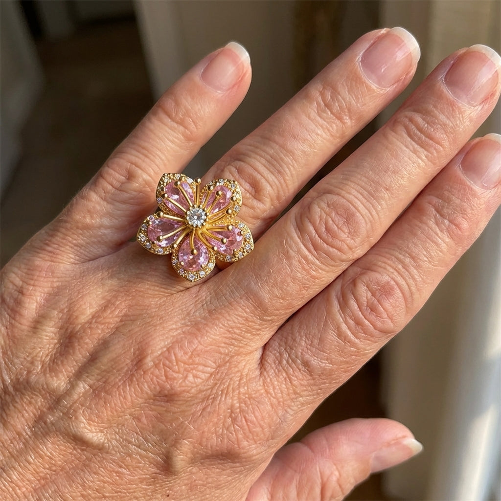 Elegante vergulde bloemenring met roze zirkonia