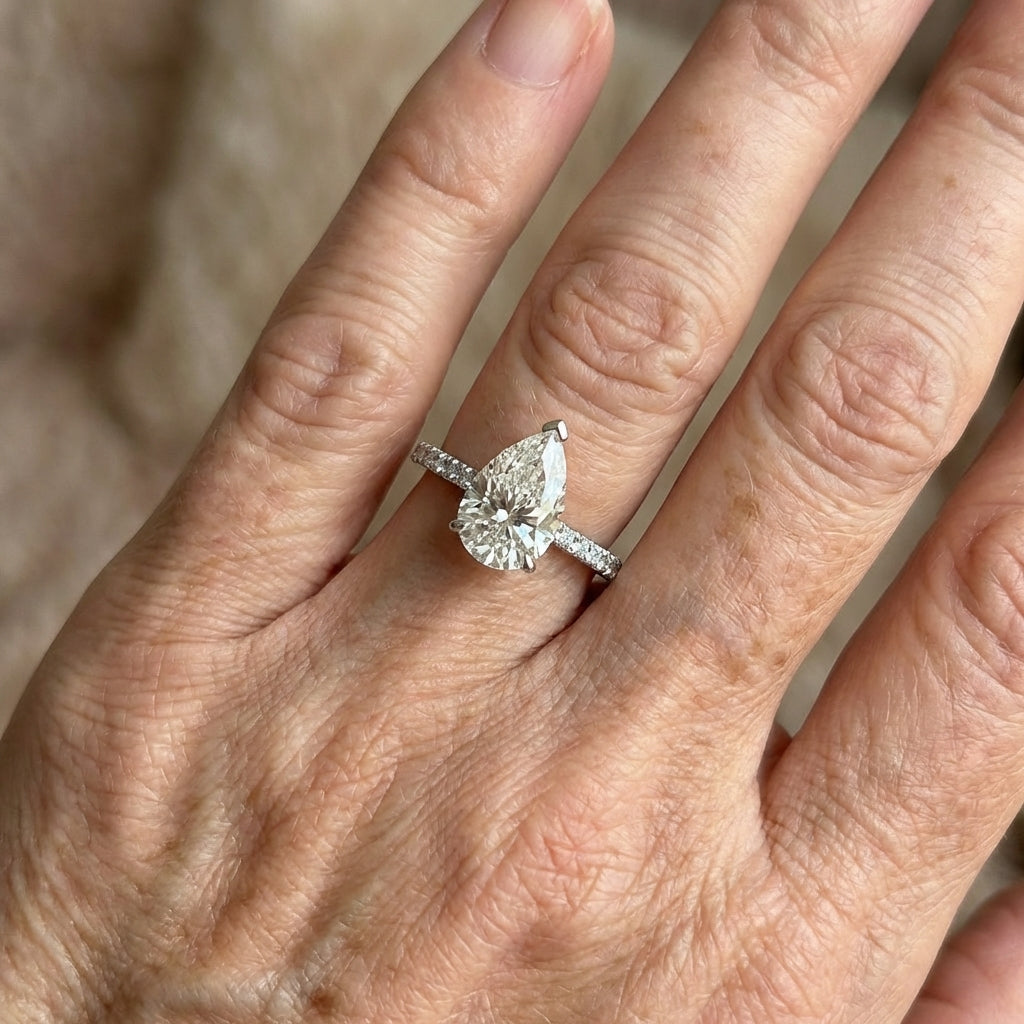 Elegante vergulde ring in druppelstijl ingelegd met zirkonia