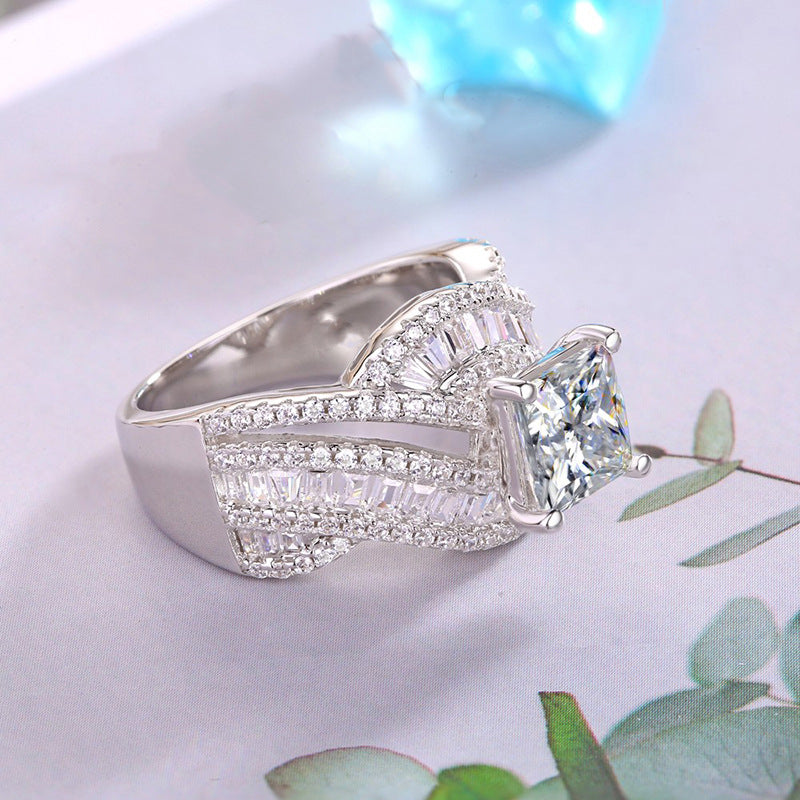 Elegante witgoud vergulde brede ring met fijn bewerkte zirkonia