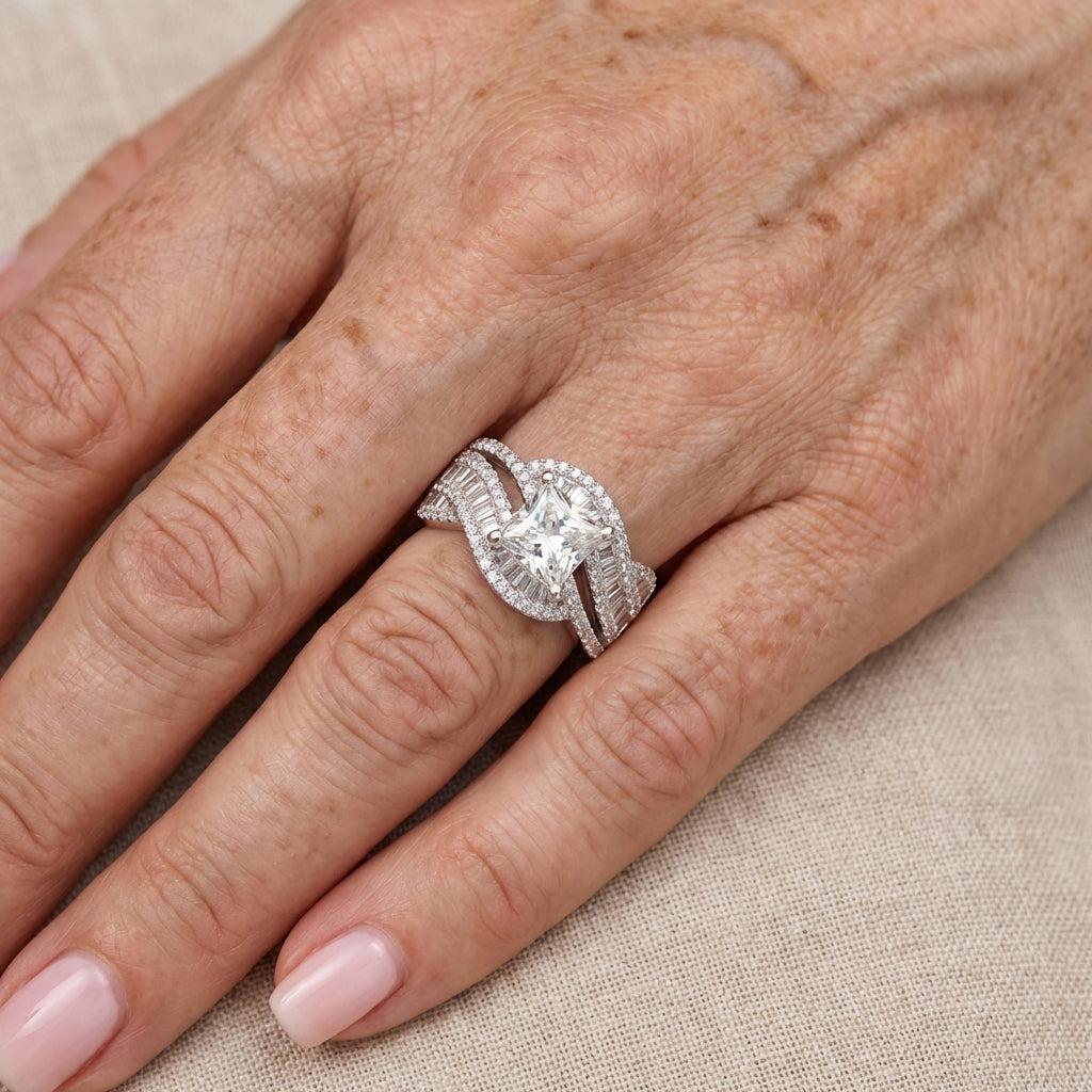 Elegante witgoud vergulde brede ring met fijn bewerkte zirkonia
