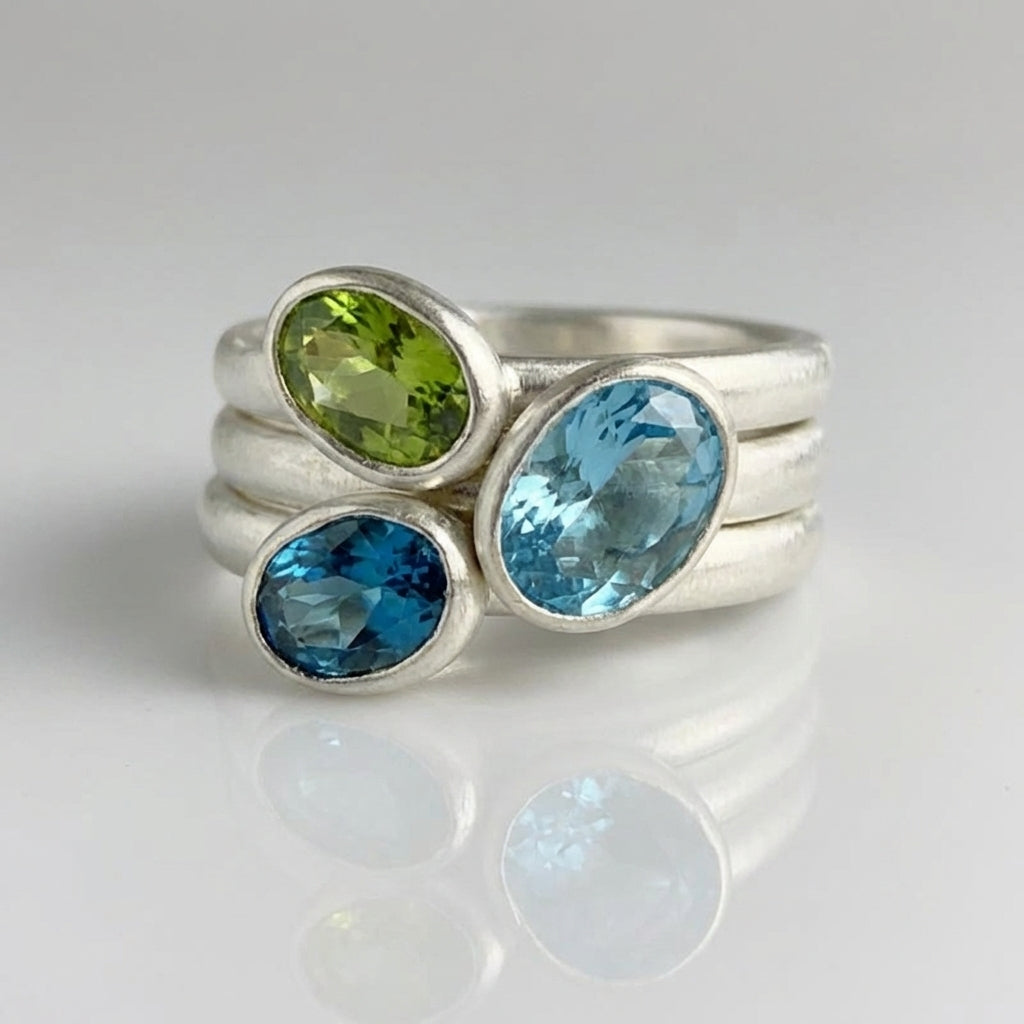 Elegante verzilverde ringenset met onregelmatige edelstenen