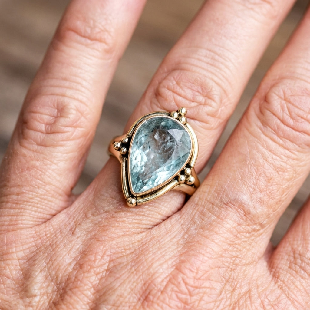 Elegante zilverkleurige ring met peervormige aquamarijn druppel