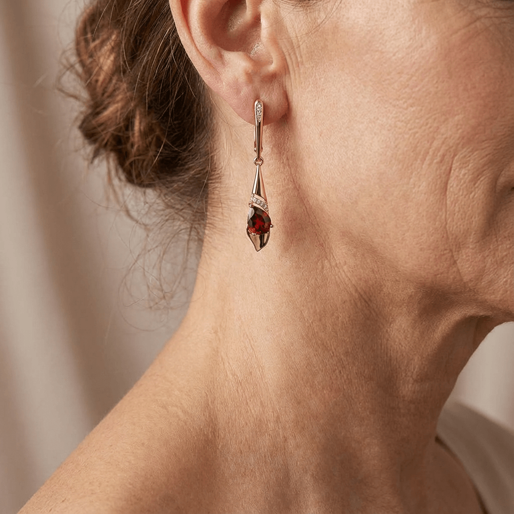 Elegant Pendant with Red Crystal in Gold