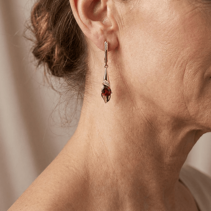 Elegant Pendant with Red Crystal in Gold
