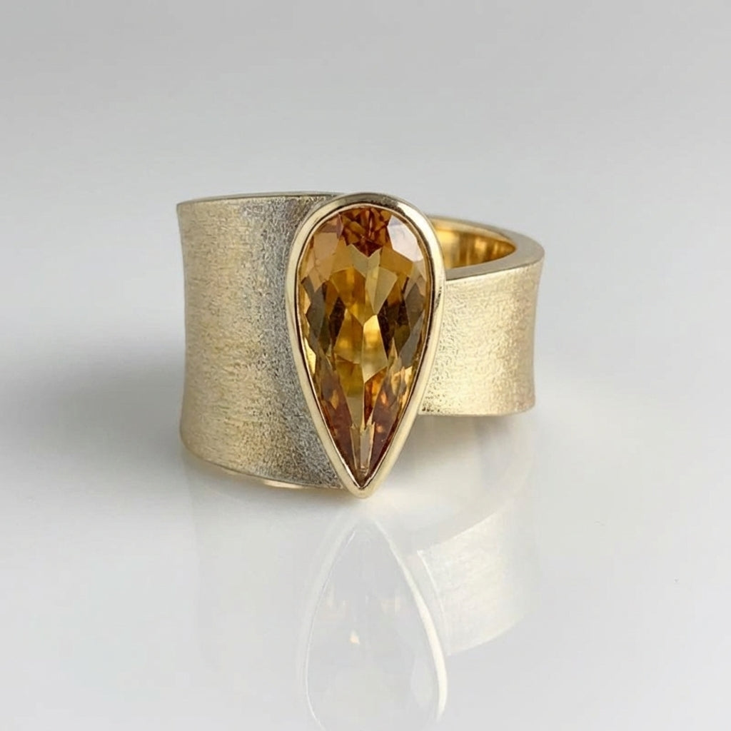 Elegante vergulde brede retroring ingelegd met druppelvormige zirkonia