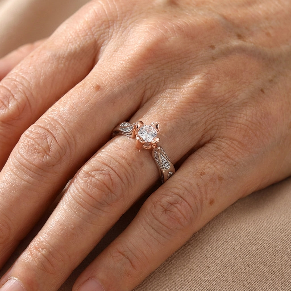 Elegante verzilverde tweekleurige rozenring ingelegd met zirkonia