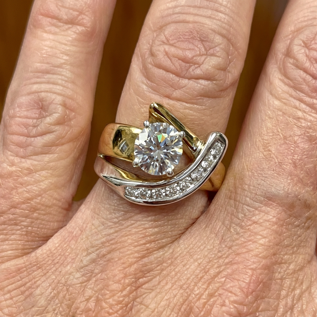 Elegante tweekleurige goudkleurige swirl ring met rond geslepen zirkonia