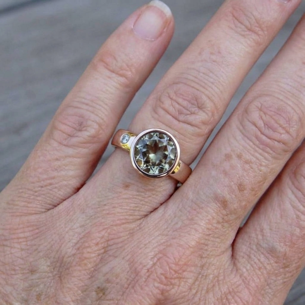 Elegante vintage verzilverde ring met aquamarijnblauwe zirkonia