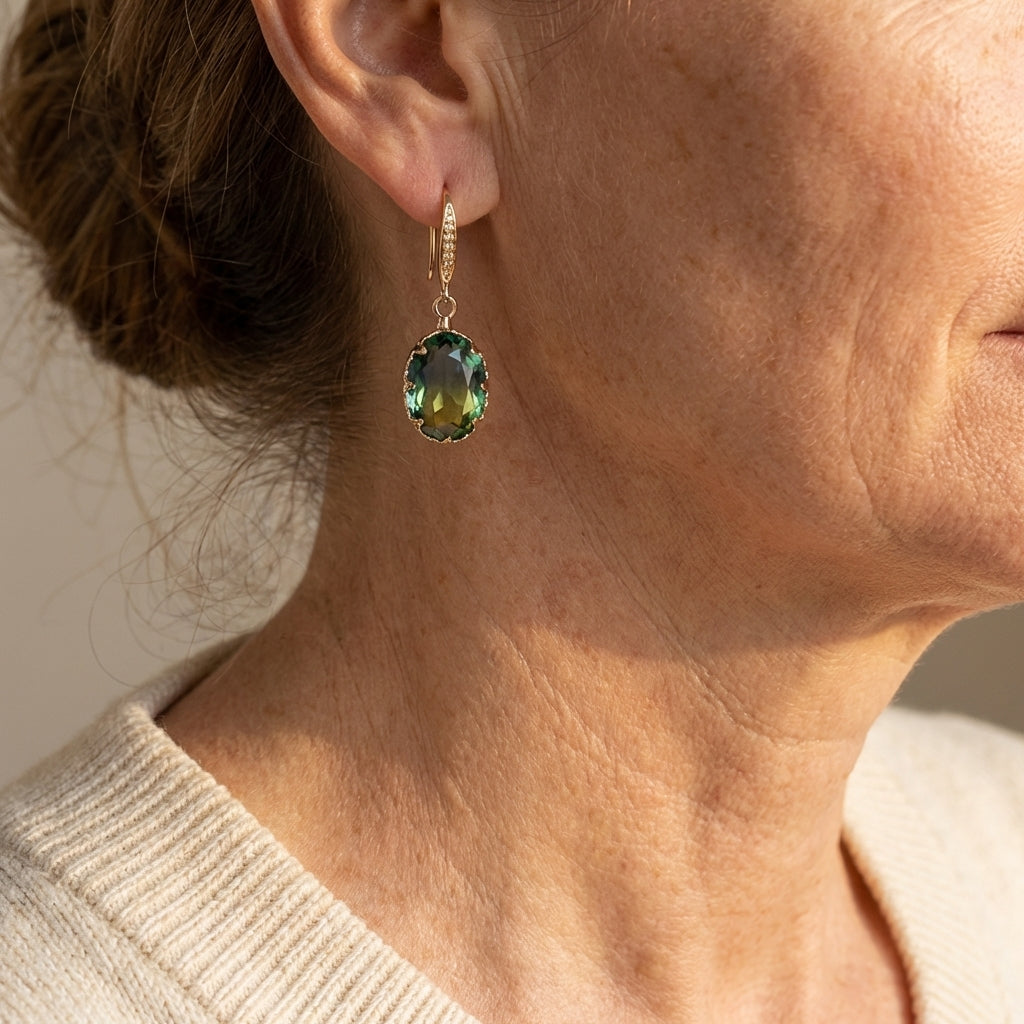 Elegante vintage geïnspireerde oorhangers met ovaal groen kristal