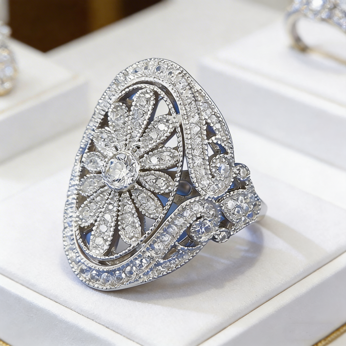 Elegante vintage zonnebloemring volledig bezet met sprankelende zirkonia