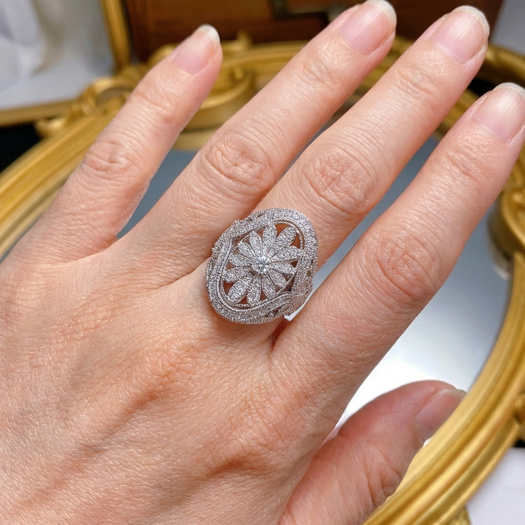 Elegante vintage zonnebloemring volledig bezet met sprankelende zirkonia