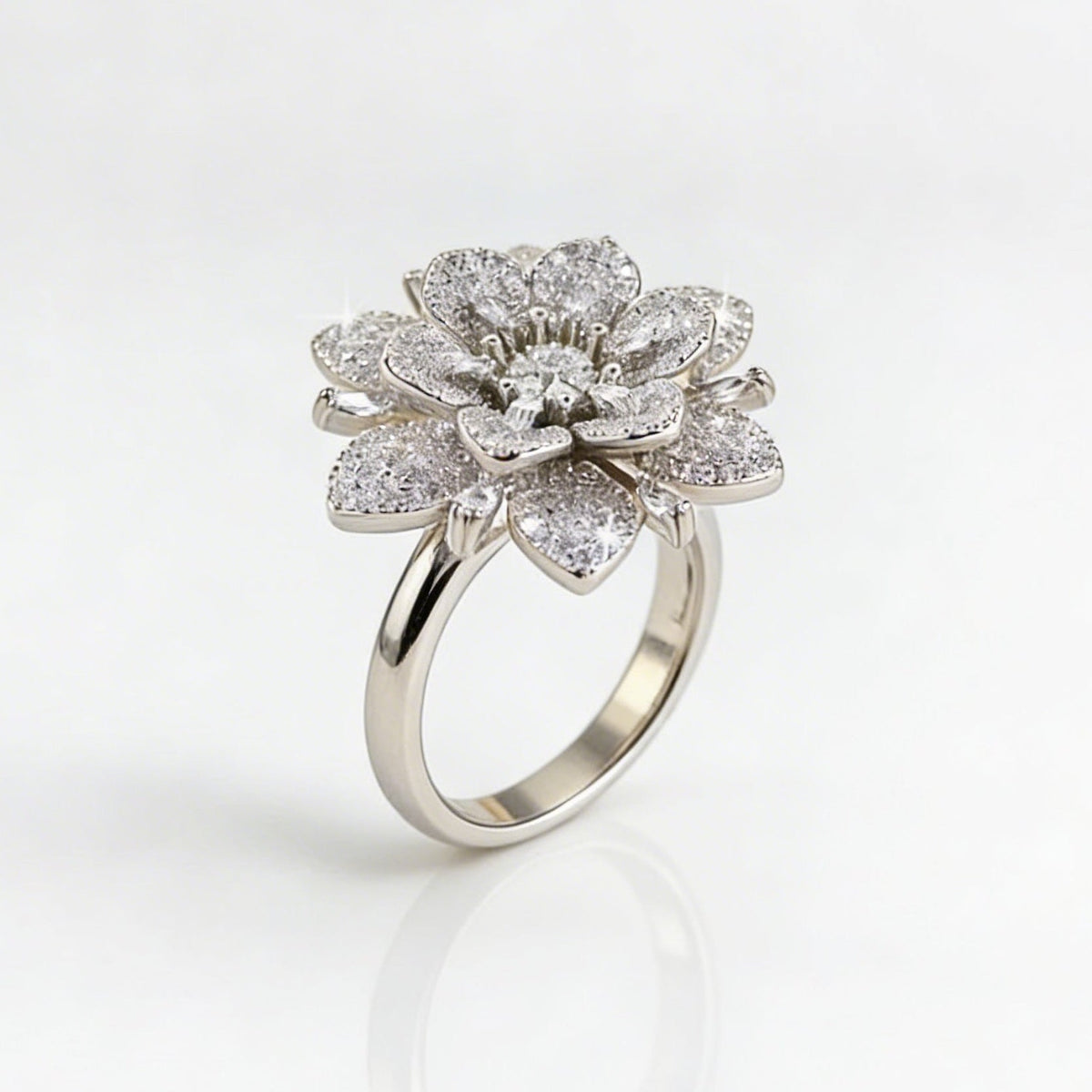 Elegante verzilverde bloemen diamantring in vintage stijl