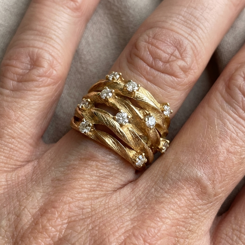 Elegante goudkleurige bandring met kronkelende rank, ster en zirkonia