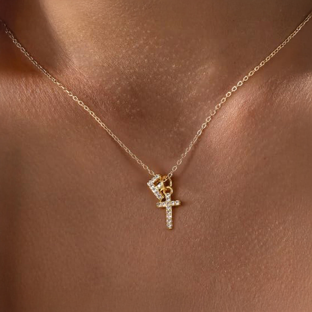 Fijne diamanten ketting met initiaal- en kruishanger