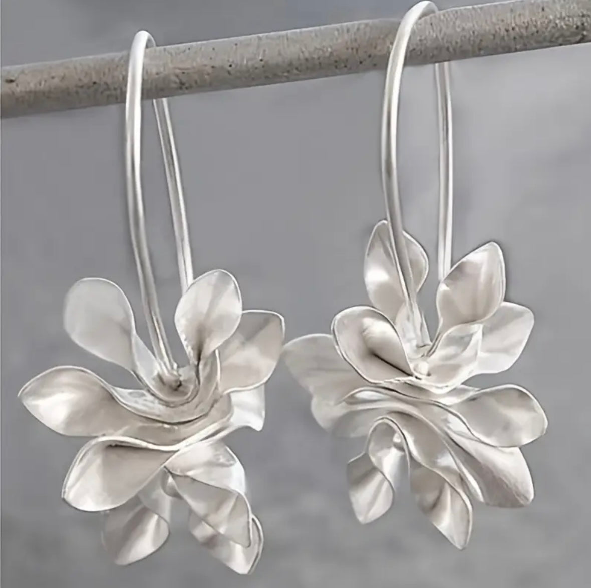 Elegante zilverkleurige bloemvormige oorhangers met ring