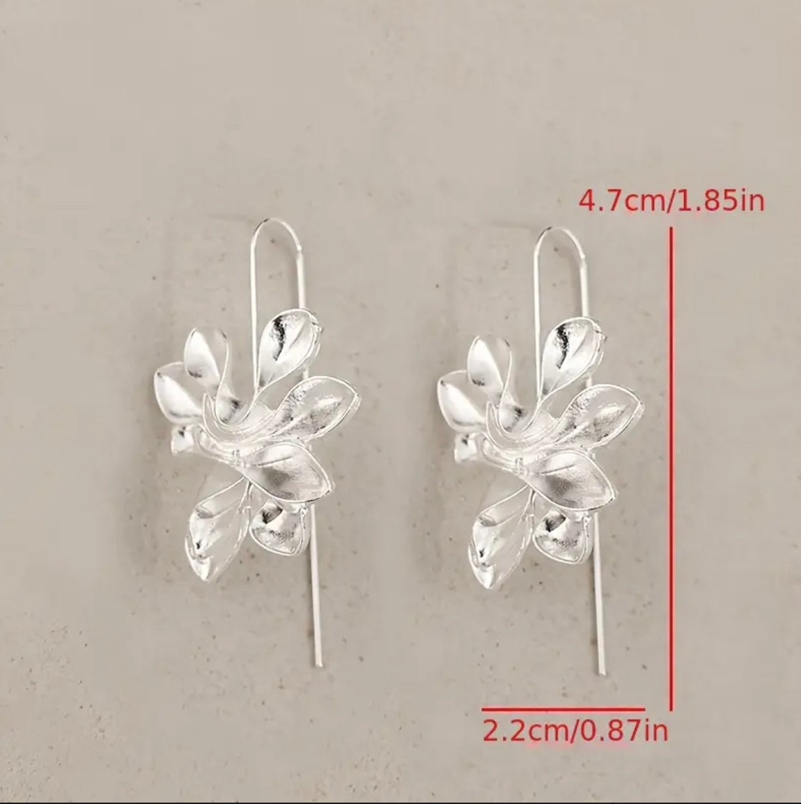 Elegante zilverkleurige bloemvormige oorhangers met ring