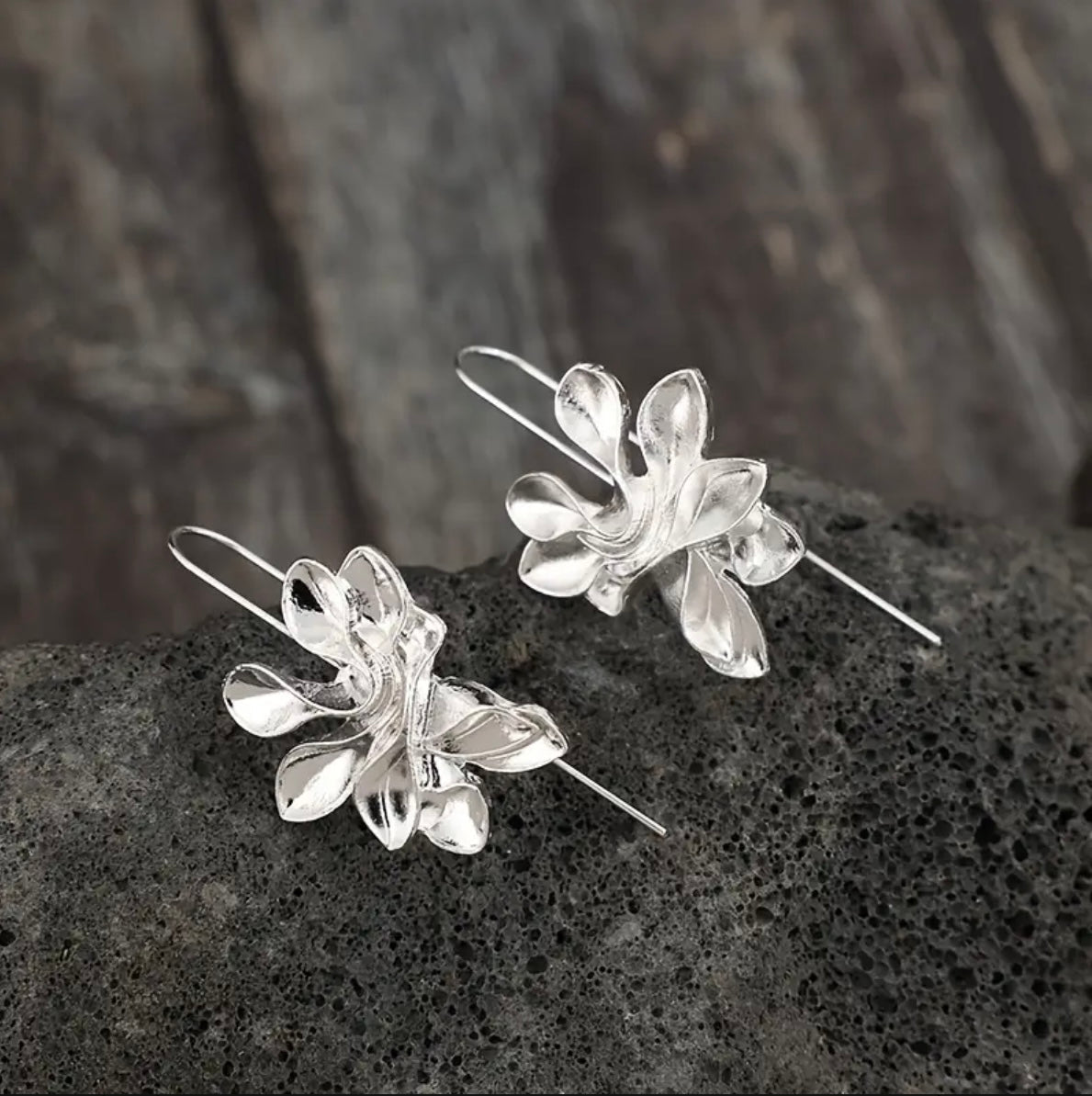 Elegante zilverkleurige bloemvormige oorhangers met ring