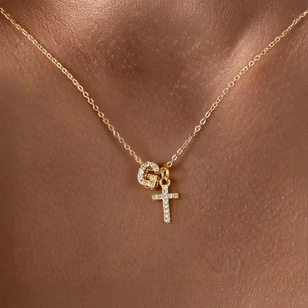 Fijne diamanten ketting met initiaal- en kruishanger