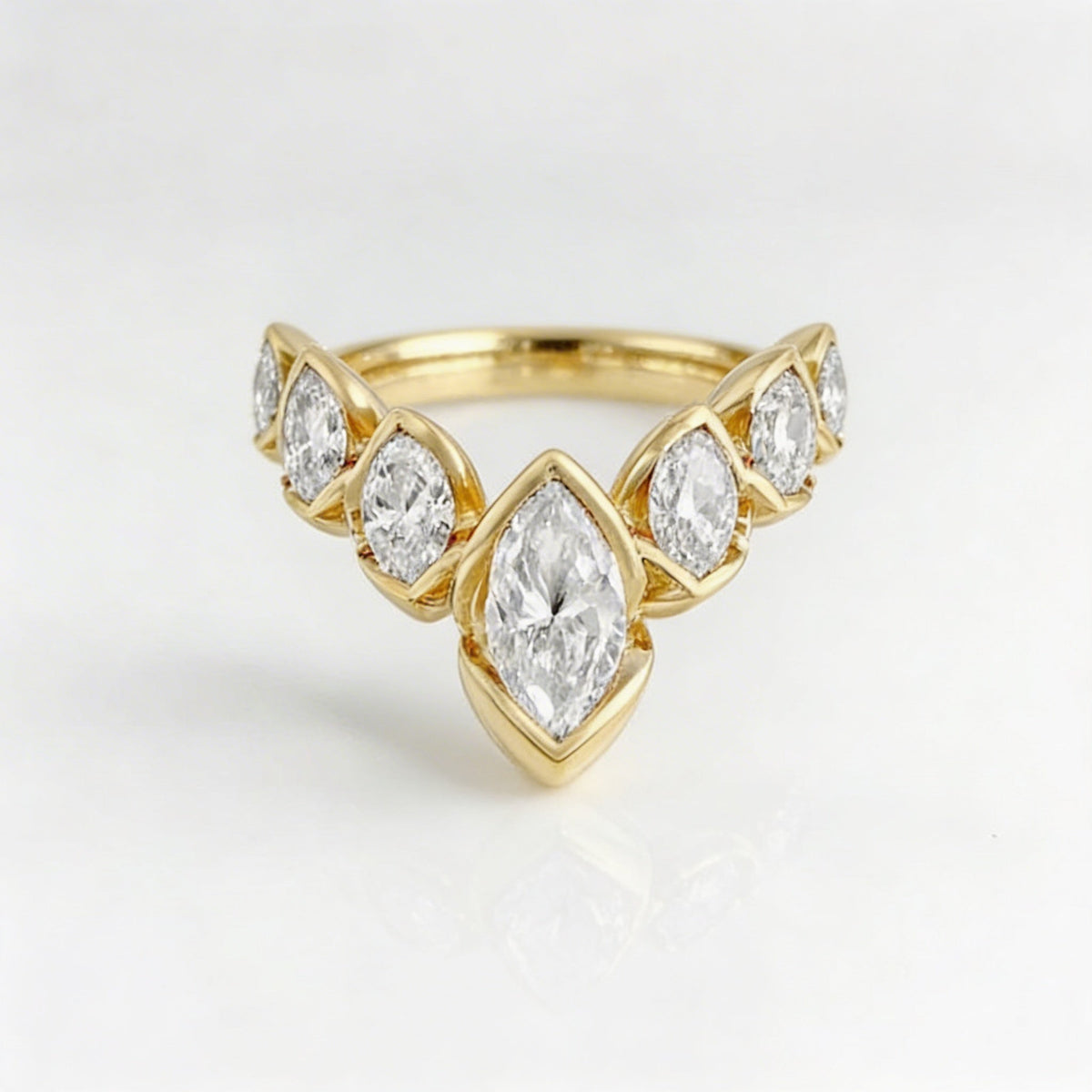 Geometrische V-vormige vergulde bloemblad ring met zirkonia steen