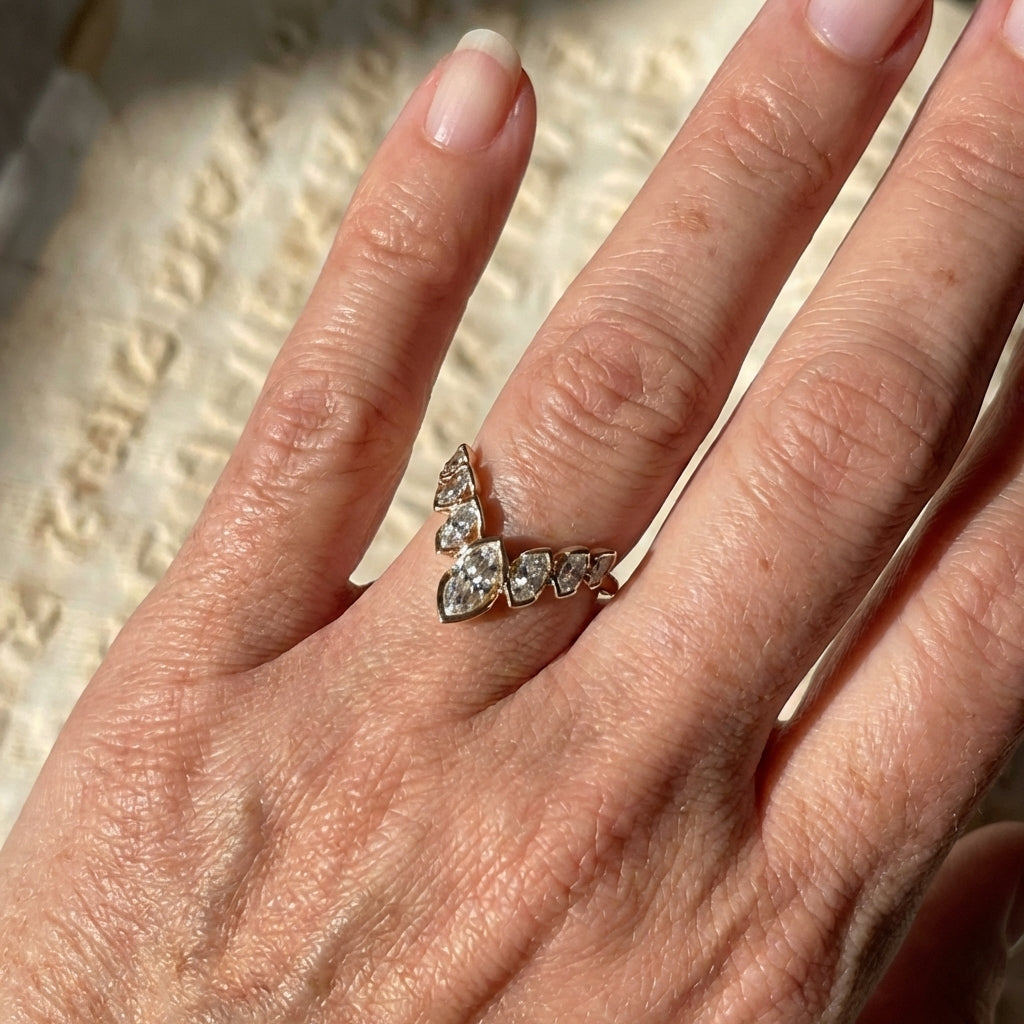 Geometrische V-vormige vergulde bloemblad ring met zirkonia steen