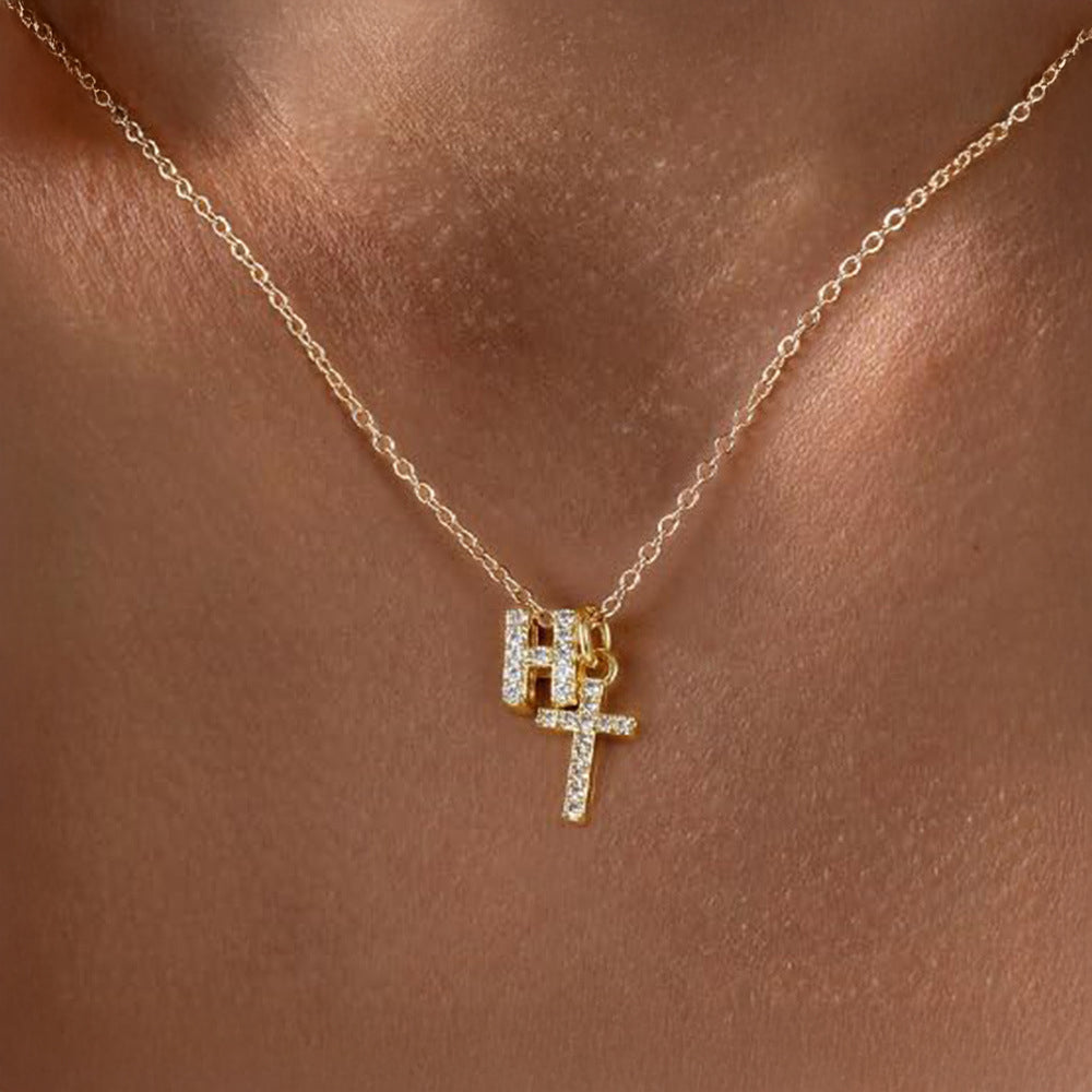 Fijne diamanten ketting met initiaal- en kruishanger