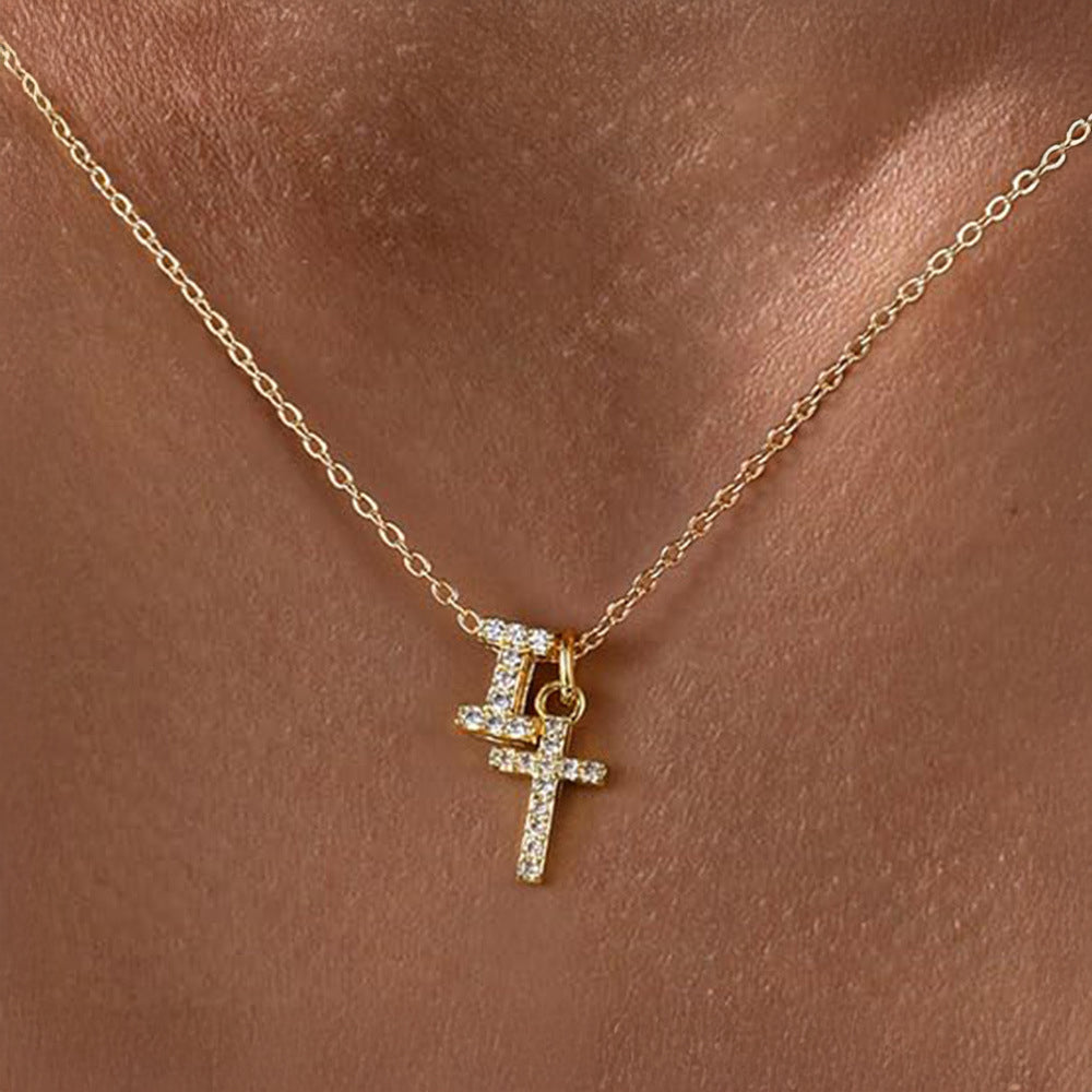 Fijne diamanten ketting met initiaal- en kruishanger