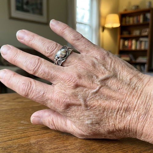Vintage verzilverde ring met golfdesign en witte steen