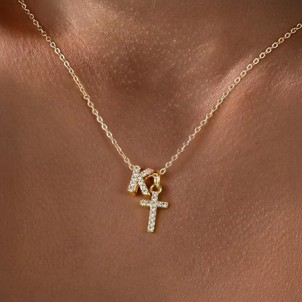 Fijne diamanten ketting met initiaal- en kruishanger