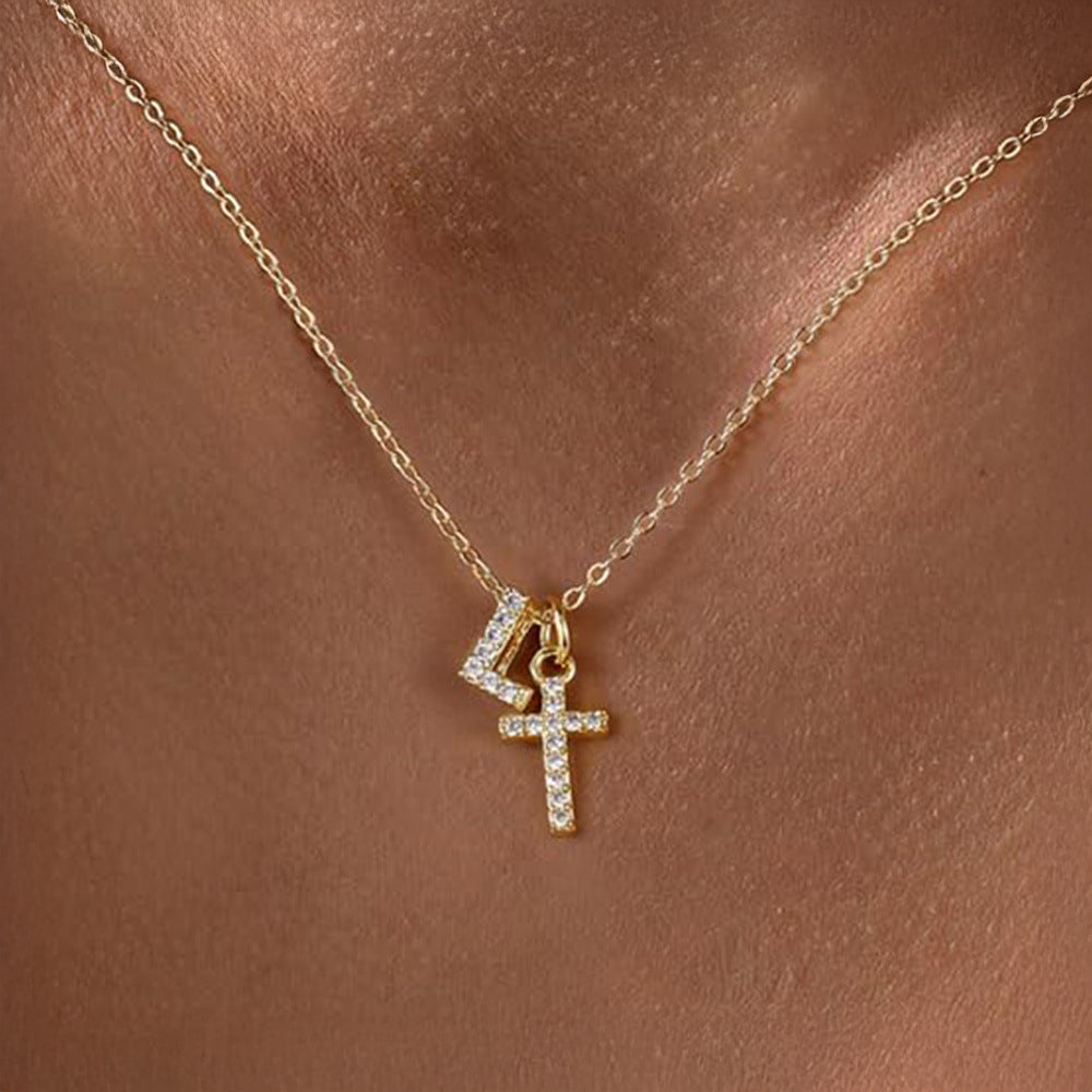 Fijne diamanten ketting met initiaal- en kruishanger