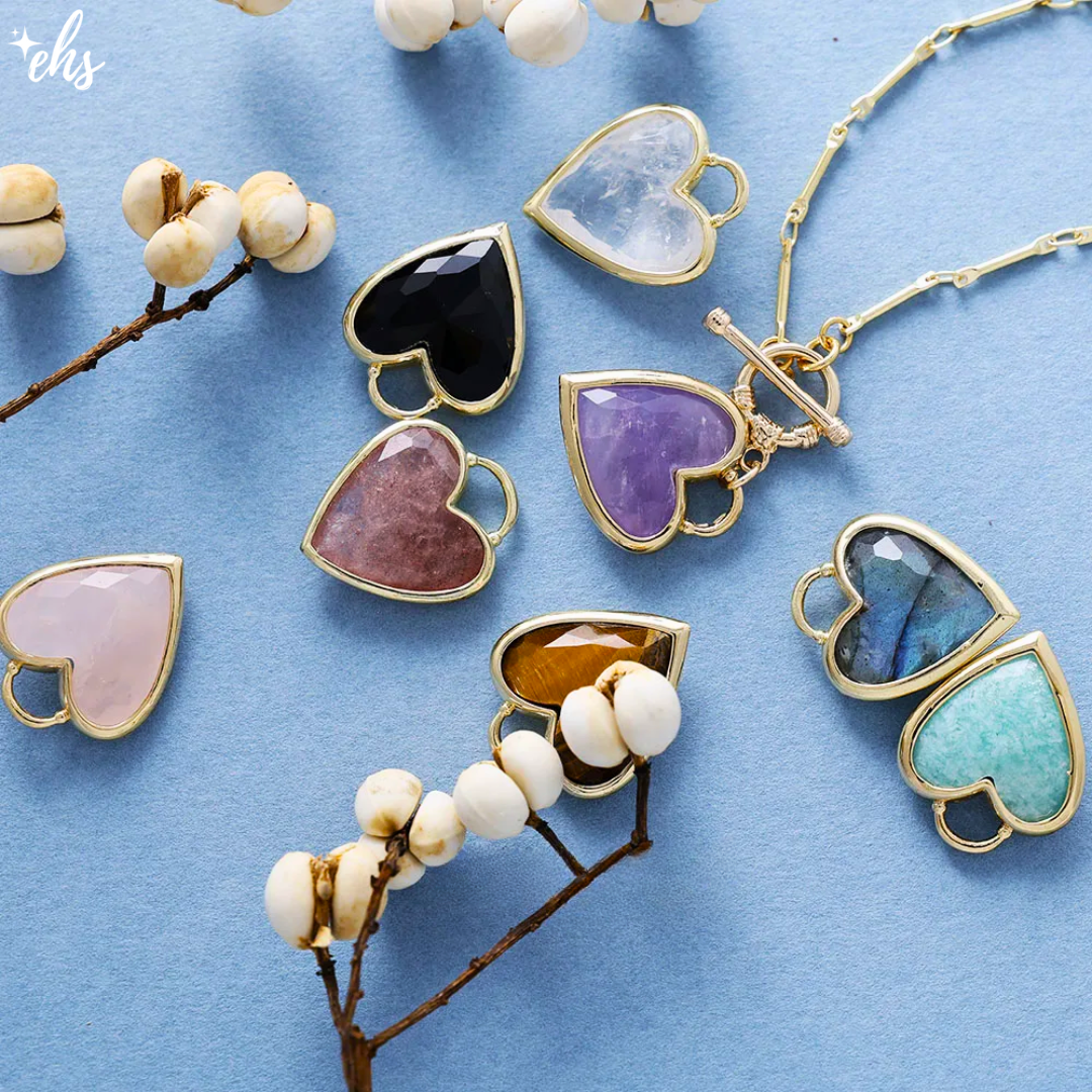 Elegante vergulde schakelketting met liefdesband