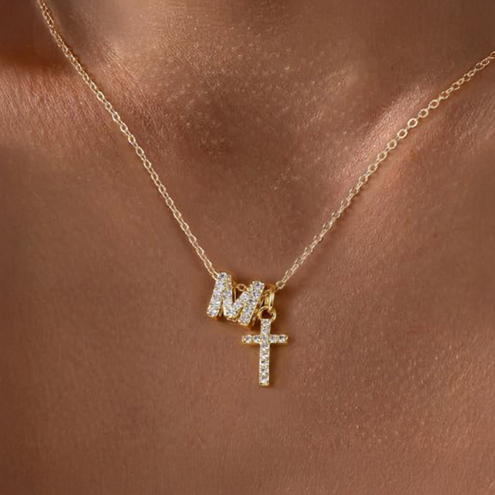 Fijne diamanten ketting met initiaal- en kruishanger