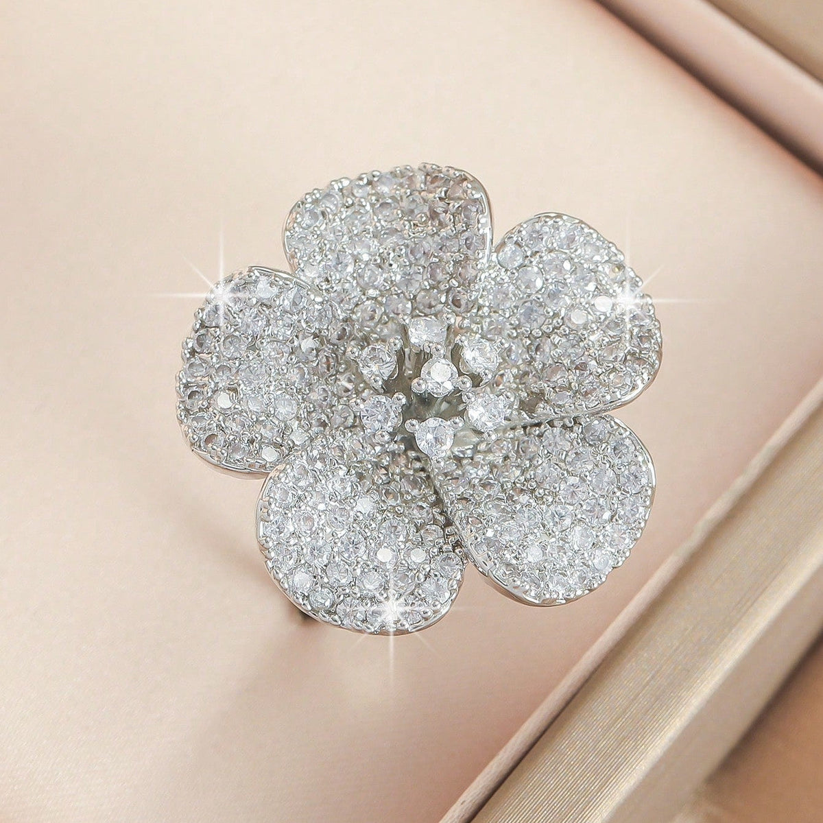 Elegante verzilverde bloemen diamantring in vintage stijl