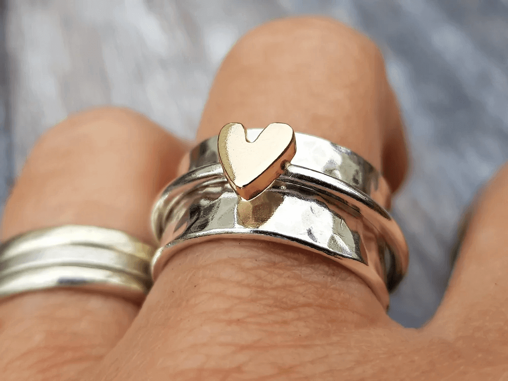 Zilverkleurige ring met goudkleurig hart