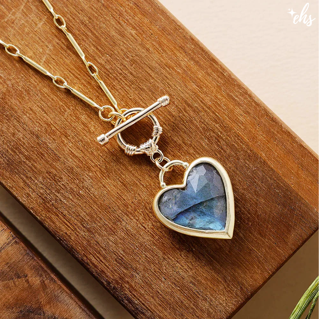 Elegante vergulde schakelketting met liefdesband