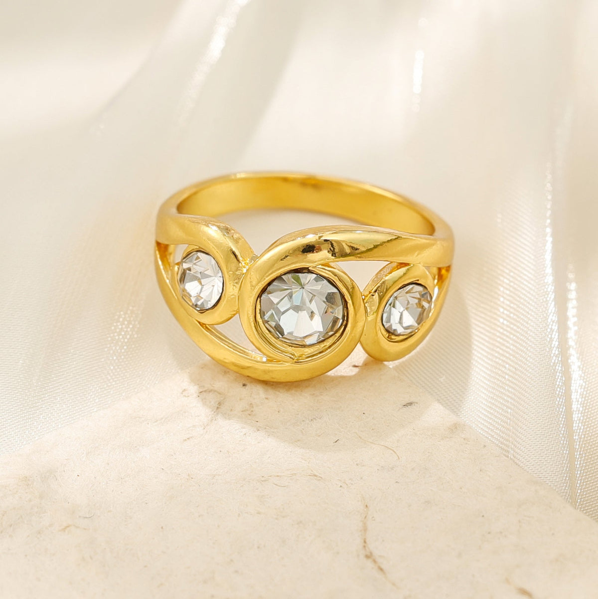 Vintage boho goudkleurige spiraalring met ingelegd zirkonia