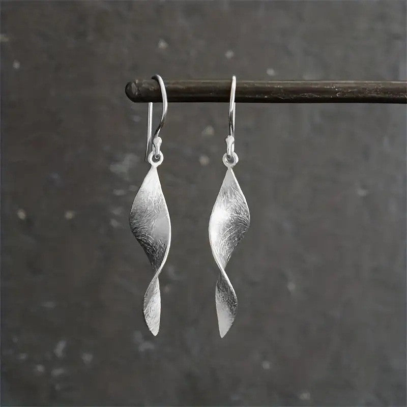 Minimalistische handgemaakte gedraaide zilverkleurige oorhangers