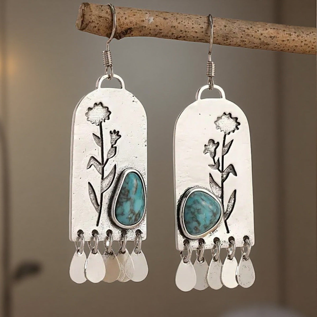 Vintage zilverkleurige bloemenoorbellen met turkoois en franjes