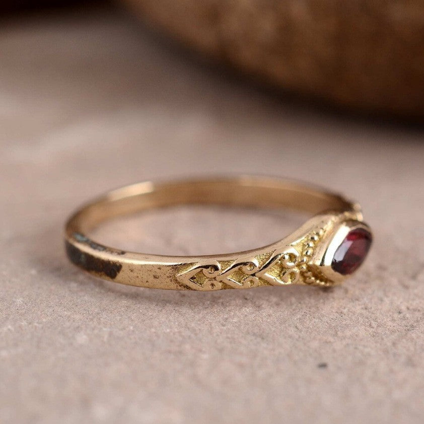 Vintage vergulde filigrein ring met rood kristal
