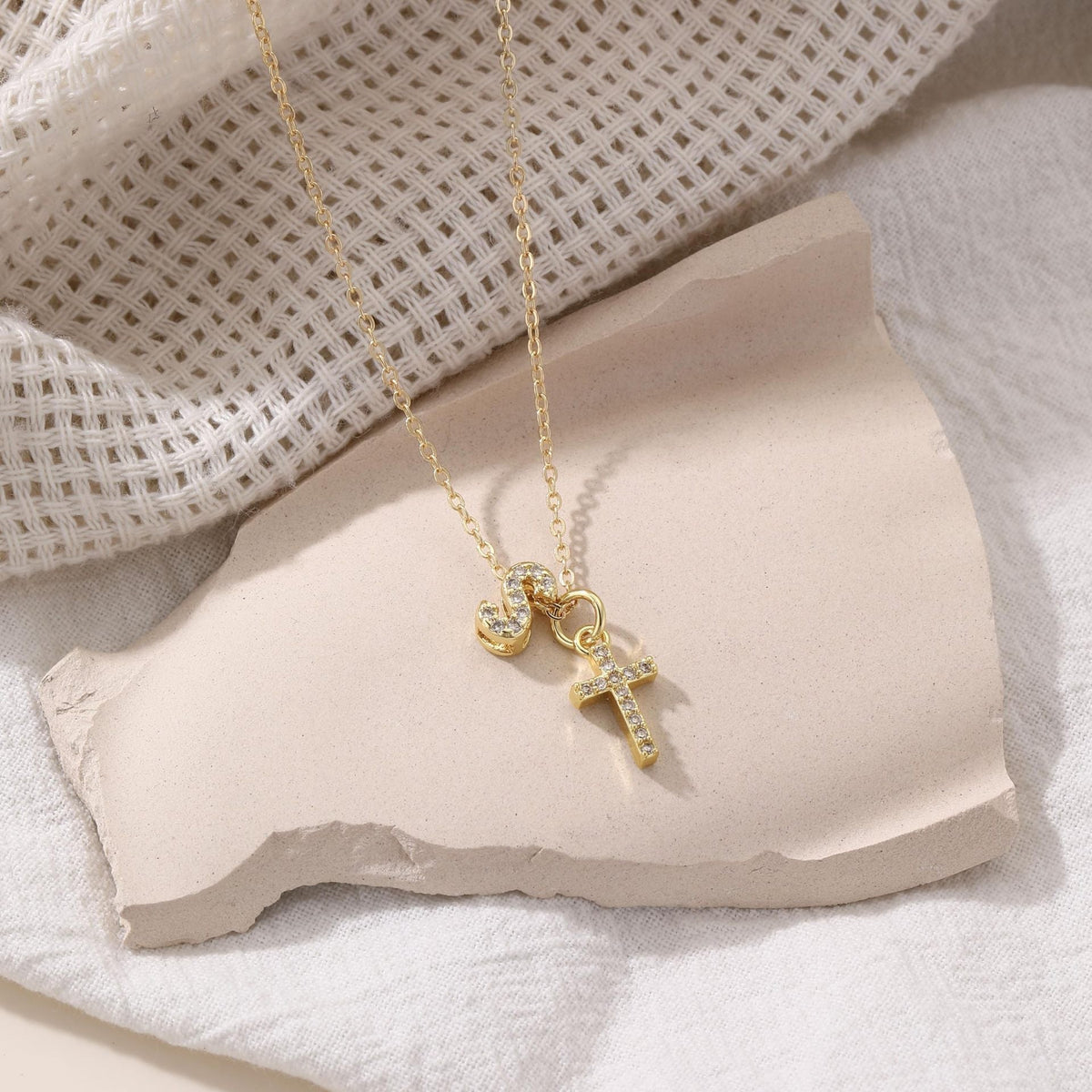 Fijne diamanten ketting met initiaal- en kruishanger