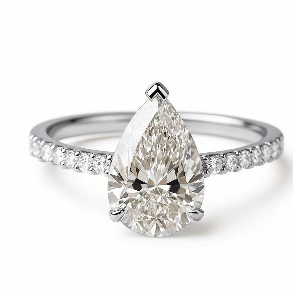 Elegante vergulde ring in druppelstijl ingelegd met zirkonia