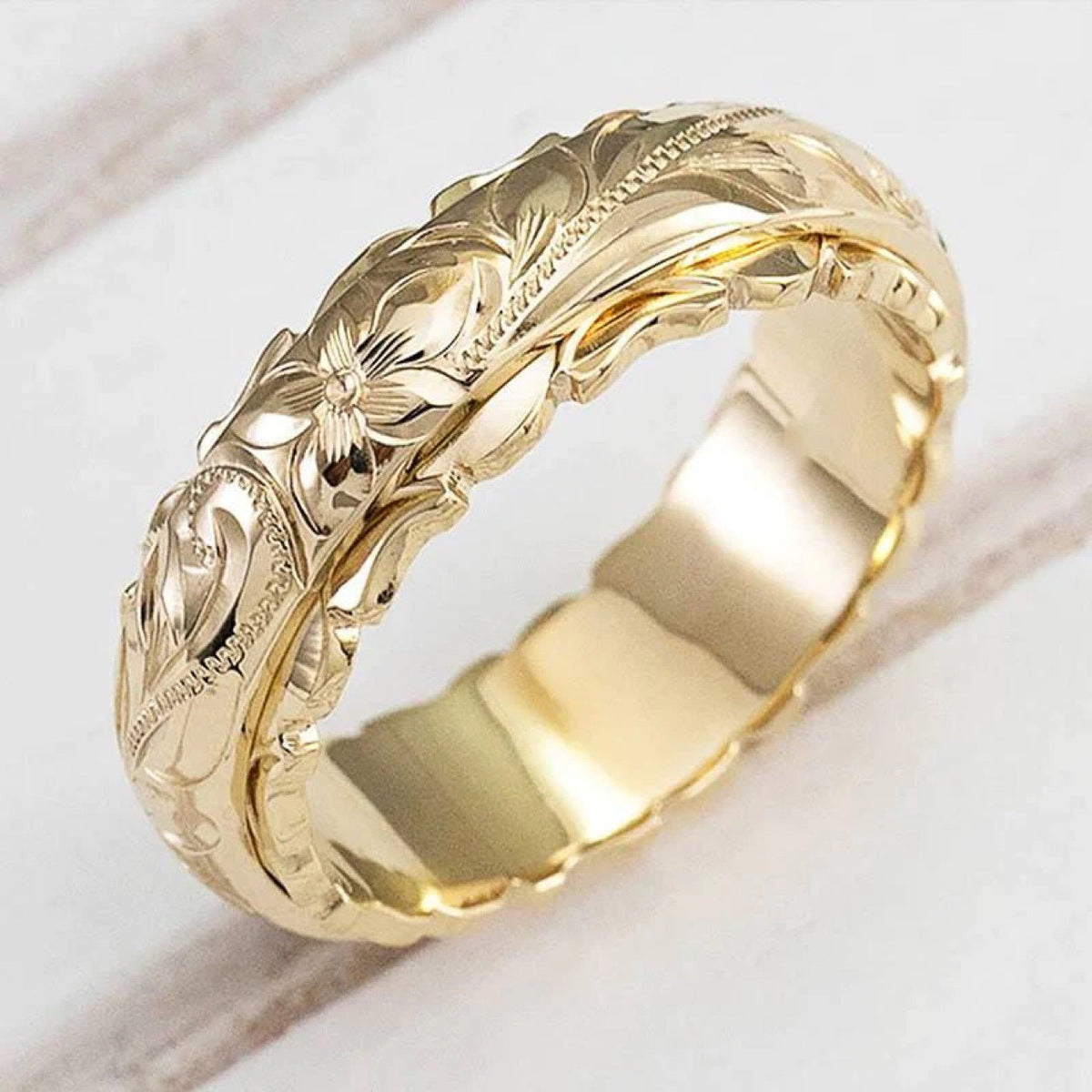 Vintage vergulde ringband met gegraveerd bloemmotief