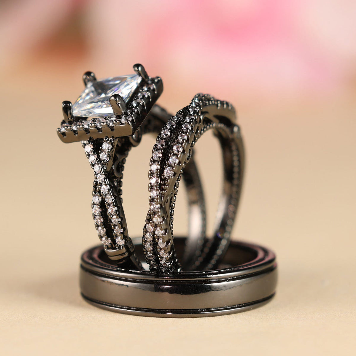 Elegante driedelige set diamanten ringen met princess geslepen zirkoon