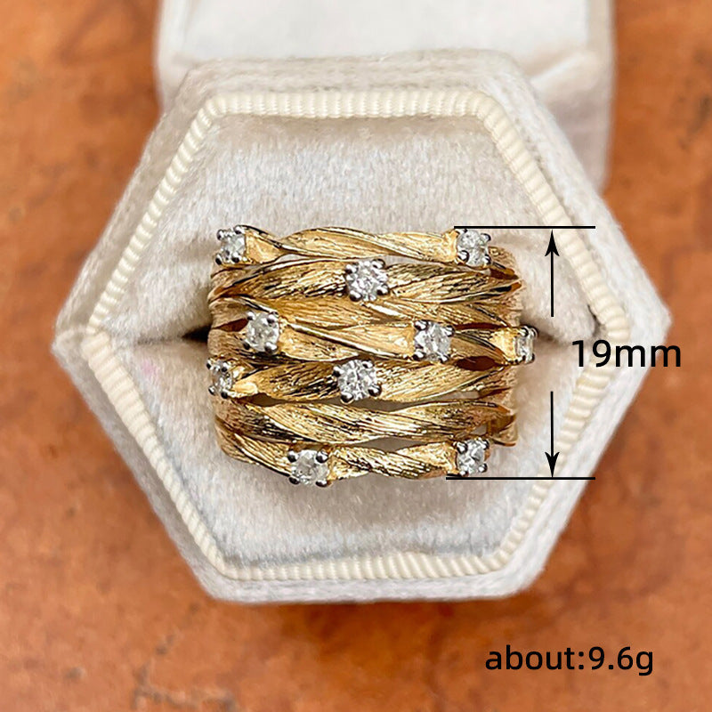 Elegante goudkleurige bandring met kronkelende rank, ster en zirkonia